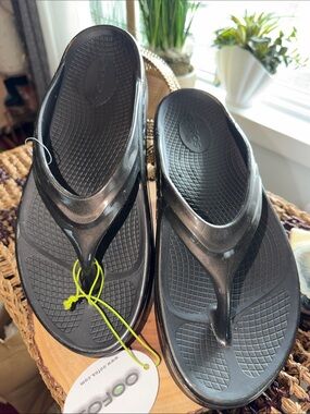 OOFOS Title: OOFOS OOmega OOlala Stacked Titanium Mirror Platform Sandals Women’